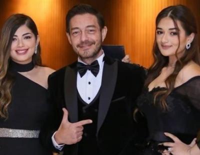 أحمد زاهر يلتقى مع أبنتيه ليلى وملك على المسرح