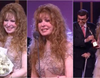 سمير صبري يسلم نيللي جائزة التكريم في افتتاح القاهرة السينمائي