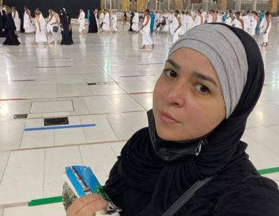 إيمى سمير غانم تؤدى العمرة لوالديها