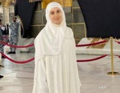 أحدث ظهور ل ياسمين رئيس من أمام الكعبة المشرفة