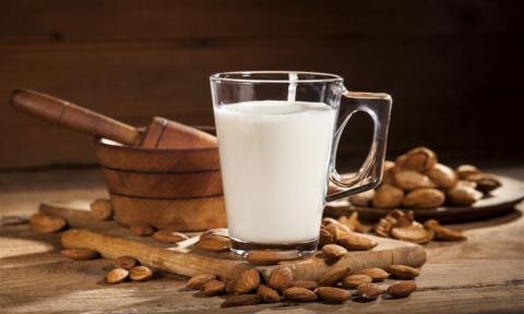 صحتكم تهمنا... حليب اللوز يساعد على انقاص الوزن ولصحة القلب 