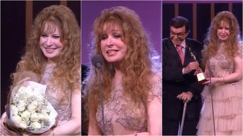 سمير صبري يسلم نيللي جائزة التكريم في افتتاح القاهرة السينمائي
