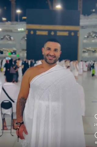 أحمد سعد يواجه إنتقادات شديدة بسبب أداء العمرة بوشم 