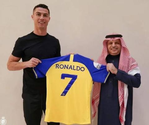 رسمياً.. كريستيانو يوقع للنصر السعودي برقم خيالى لمدة موسمين 
