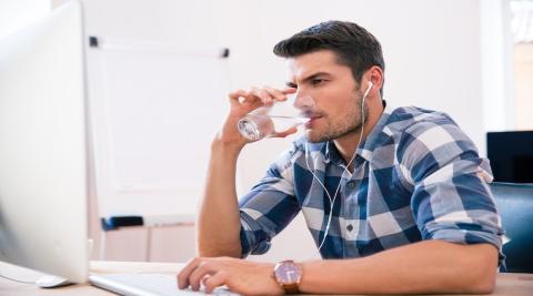 صحتكم تهمنا  شرب الماء اثناء الجلوس   واهميته للصحة 